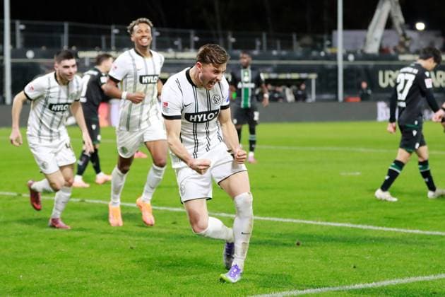 31.10.2025, xmohx, Fussball 2.Bundesliga, SV Elversberg - Hannover 96 v.l. Torjubel nach dem Tor zum celebrating the goal celebrate 1:0 durch Lukas Petkov (SV Elversberg) (DFL DFB REGULATIONS PROHIBIT ANY USE OF PHOTOGRAPHS as IMAGE SEQUENCES and or QUASI-VIDEO) Elversberg