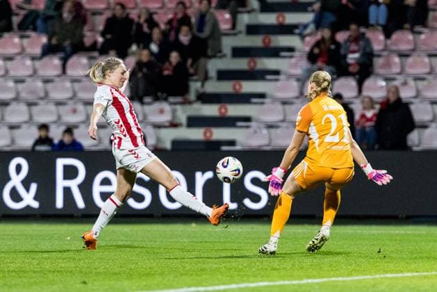 Pauline Bremer (1. FC Köln, 11) schießt das Tor zum 1:0 gegen Larissa Rusek (1. FC Nürnberg, 21) Google Pixel Frauen-Bundesliga, 1. FC Köln - 1. FC Nürnberg, Köln, Franz-Kremer-Stadion am 31.10.2025 DFB REGULATIONS PROHIBIT ANY USE OF PHOTOGRAPHS AS IMAGE SEQUENCES AND OR QUASI-VIDEO. NRW Deutschland Copyright: xBEAUTIFULxSPORTS Wunderlx