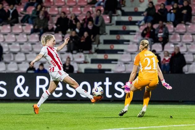 Pauline Bremer (1. FC Köln, 11) schießt das Tor zum 1:0 gegen Larissa Rusek (1. FC Nürnberg, 21) Google Pixel Frauen-Bundesliga, 1. FC Köln - 1. FC Nürnberg, Köln, Franz-Kremer-Stadion am 31.10.2025 DFB REGULATIONS PROHIBIT ANY USE OF PHOTOGRAPHS AS IMAGE SEQUENCES AND OR QUASI-VIDEO. NRW Deutschland Copyright: xBEAUTIFULxSPORTS Wunderlx