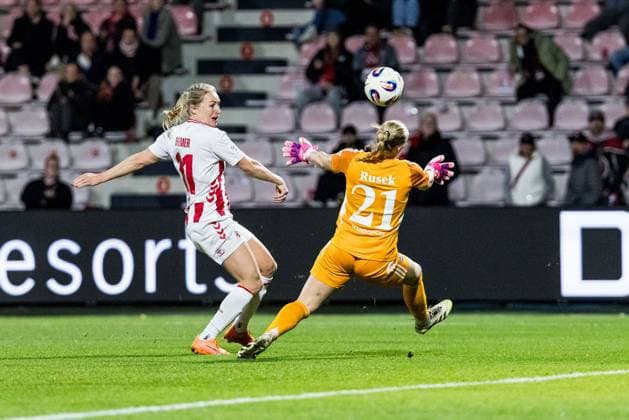 Pauline Bremer (1. FC Köln, 11) schießt das Tor zum 1:0 gegen Larissa Rusek (1. FC Nürnberg, 21) Google Pixel Frauen-Bundesliga, 1. FC Köln - 1. FC Nürnberg, Köln, Franz-Kremer-Stadion am 31.10.2025 DFB REGULATIONS PROHIBIT ANY USE OF PHOTOGRAPHS AS IMAGE SEQUENCES AND OR QUASI-VIDEO. NRW Deutschland Copyright: xBEAUTIFULxSPORTS Wunderlx