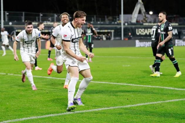 31.10.2025, xmohx, Fussball 2.Bundesliga, SV Elversberg - Hannover 96 v.l. Torjubel nach dem Tor zum celebrating the goal celebrate 1:0 durch Lukas Petkov (SV Elversberg) (DFL DFB REGULATIONS PROHIBIT ANY USE OF PHOTOGRAPHS as IMAGE SEQUENCES and or QUASI-VIDEO) Elversberg