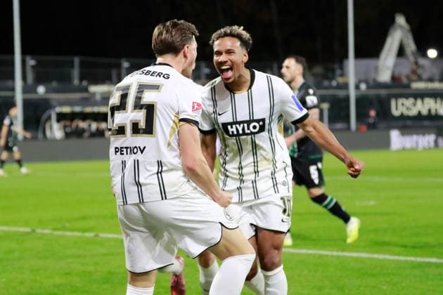 31.10.2025, xmohx, Fussball 2.Bundesliga, SV Elversberg - Hannover 96 v.l. Torjubel nach dem Tor zum celebrating the goal celebrate 1:0 durch Lukas Petkov (SV Elversberg) (DFL DFB REGULATIONS PROHIBIT ANY USE OF PHOTOGRAPHS as IMAGE SEQUENCES and or QUASI-VIDEO) Elversberg