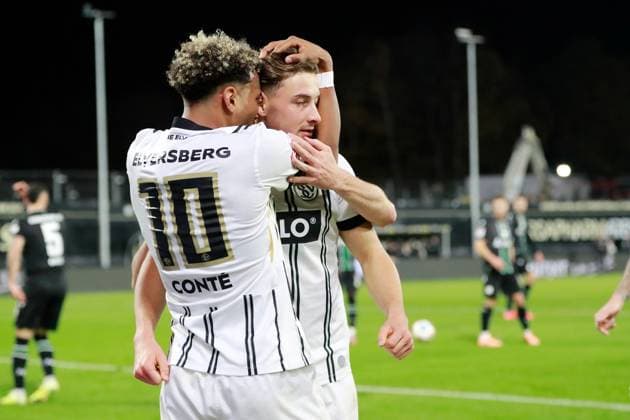 31.10.2025, xmohx, Fussball 2.Bundesliga, SV Elversberg - Hannover 96 v.l. Torjubel nach dem Tor zum celebrating the goal celebrate 1:0 durch Lukas Petkov (SV Elversberg) (DFL DFB REGULATIONS PROHIBIT ANY USE OF PHOTOGRAPHS as IMAGE SEQUENCES and or QUASI-VIDEO) Elversberg