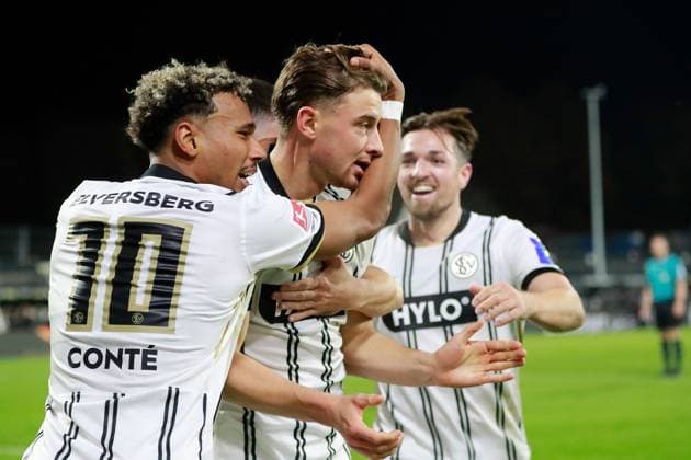 31.10.2025, xmohx, Fussball 2.Bundesliga, SV Elversberg - Hannover 96 v.l. Torjubel nach dem Tor zum celebrating the goal celebrate 1:0 durch Lukas Petkov (SV Elversberg) (DFL DFB REGULATIONS PROHIBIT ANY USE OF PHOTOGRAPHS as IMAGE SEQUENCES and or QUASI-VIDEO) Elversberg