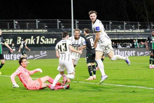 31.10.2025, xmohx, Fussball 2.Bundesliga, SV Elversberg - Hannover 96 v.l. Torjubel nach dem Tor zum celebrating the goal celebrate 1:0 durch Lukas Petkov (SV Elversberg) (DFL DFB REGULATIONS PROHIBIT ANY USE OF PHOTOGRAPHS as IMAGE SEQUENCES and or QUASI-VIDEO) Elversberg