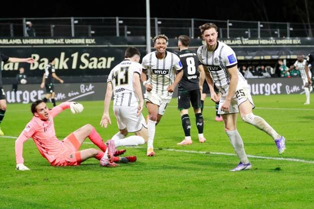 31.10.2025, xmohx, Fussball 2.Bundesliga, SV Elversberg - Hannover 96 v.l. Torjubel nach dem Tor zum celebrating the goal celebrate 1:0 durch Lukas Petkov (SV Elversberg) (DFL DFB REGULATIONS PROHIBIT ANY USE OF PHOTOGRAPHS as IMAGE SEQUENCES and or QUASI-VIDEO) Elversberg