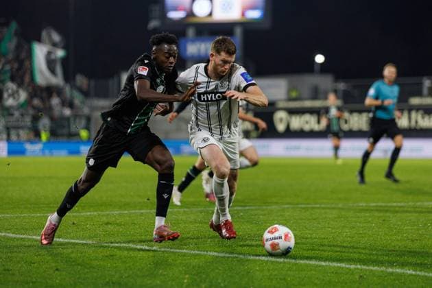 Mustapha Bundu (Hannover 96) im Zweikampf mit Florian Le Joncour (SV 07 Elversberg) , SV Elversberg vs Hannover 96, Fussball, 2. Bundesliga, 11. Spieltag, Saison 2025 2026, 31.10.2025 DFB regulations prohibit any use of photographs as image sequences and or quasi-video. SV Elversberg vs Hannover 96, Fussball, 2. Bundesliga, 11. Spieltag, Saison 2025 2026, 31.10.2025 Copyright: xEibner-Pressefoto AlexanderxNeisx EP_ANS
