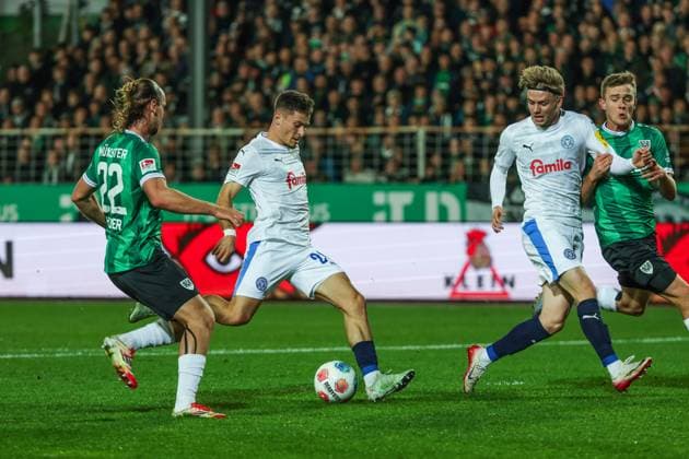 31.10.2025, 2. Bundesliga, 11. Spieltag, Preußen Münster - Holstein Kiel, Adrian Kapralik (Holstein Kiel) erzielt das Tor zum 0 zu 1. Münster Preußen Stadion NRW Deutschland xRHR-FOTO DEx Copyright: RHR-FOTOx RHR-FOTO DE