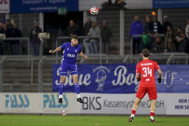 31.10.2025, xjcx, Herren, Fussball, Saison 2025 2026, Regionalliga Bayern, 16. Spieltag: SV Viktoria Aschaffenburg - TSV Buchbach Niklas Borger ( 5, SV Viktoria Aschaffenburg) Aschaffenburg Stadion am Schoenbusch Bayern Deutschland