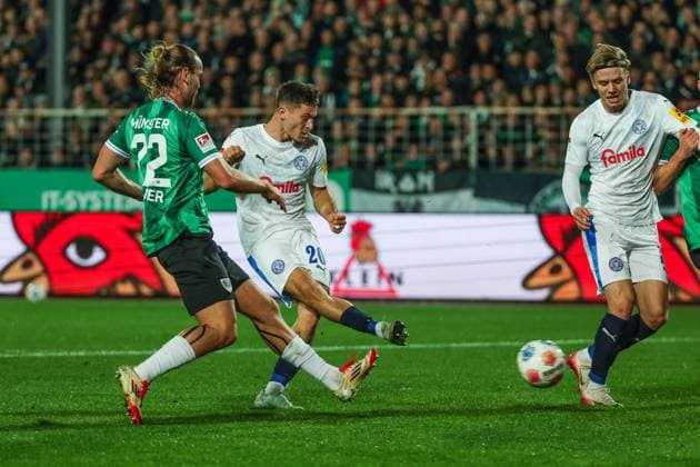 31.10.2025, 2. Bundesliga, 11. Spieltag, Preußen Münster - Holstein Kiel, Adrian Kapralik (Holstein Kiel) erzielt das Tor zum 0 zu 1. Münster Preußen Stadion NRW Deutschland xRHR-FOTO DEx Copyright: RHR-FOTOx RHR-FOTO DE