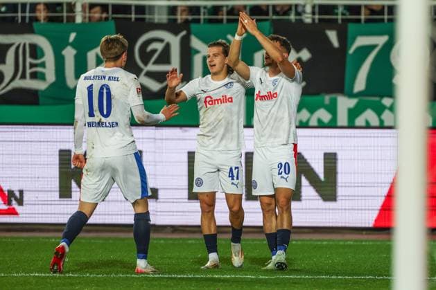 31.10.2025, 2. Bundesliga, 11. Spieltag, Preußen Münster - Holstein Kiel, v. l. Jonas Therkelsen (Holstein Kiel), John Tolkin Holstein Kiel), Adrian Kapralik (Holstein Kiel) jubeln gemeinsam. Münster Preußen Stadion NRW Deutschland xRHR-FOTO DEx Copyright: RHR-FOTOx RHR-FOTO DE