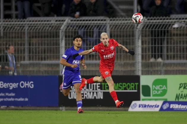 31.10.2025, xjcx, Herren, Fussball, Saison 2025 2026, Regionalliga Bayern, 16. Spieltag: SV Viktoria Aschaffenburg - TSV Buchbach Sascha Hingerl ( 19, TSV Buchbach) und Nino Cassaniti ( 18, SV Viktoria Aschaffenburg) Aschaffenburg Stadion am Schoenbusch Bayern Deutschland