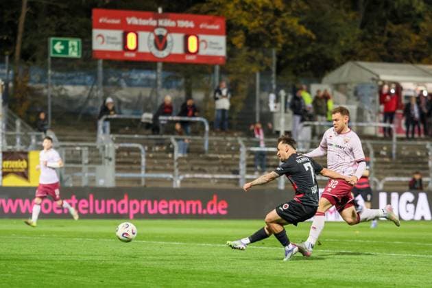3. Liga: FC Viktoria Köln - FC Ingolstadt 04, 31.10.2025 Erster Torschuss durch Simon Handle (Viktoria Köln, 7) ; Köln, 31.10.2025, 13. Spieltag der 3. Fußball-Liga, FC Viktoria Köln - FC Ingolstadt 04 im Sportpark Hoehenberg in Köln. Die DFL-Bestimmungen verbieten die Verwendung von Fotografien als Bildsequenzen und oder Quasi-Videos. Copyright: xBEAUTIFULxSPORTS LeahxKohringx
