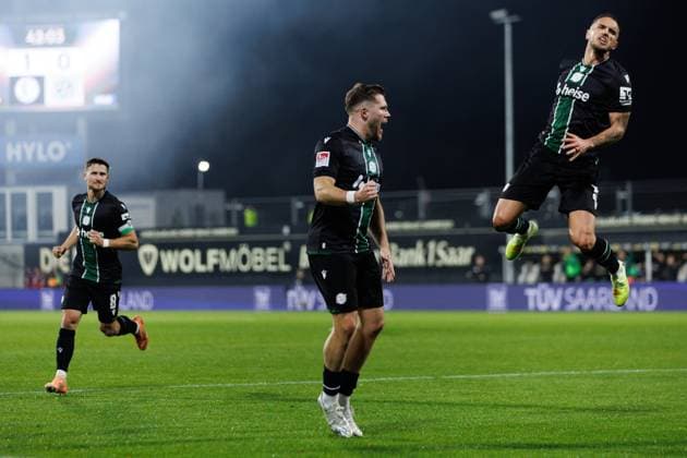 Benjamin Kaellmann (Hannover 96) bejubelt den Treffer zum 1:1 mit Virgil Ghita (Hannover 96), SV Elversberg vs Hannover 96, Fussball, 2. Bundesliga, 11. Spieltag, Saison 2025 2026, 31.10.2025 DFB regulations prohibit any use of photographs as image sequences and or quasi-video. SV Elversberg vs Hannover 96, Fussball, 2. Bundesliga, 11. Spieltag, Saison 2025 2026, 31.10.2025 Copyright: xEibner-Pressefoto AlexanderxNeisx EP_ANS