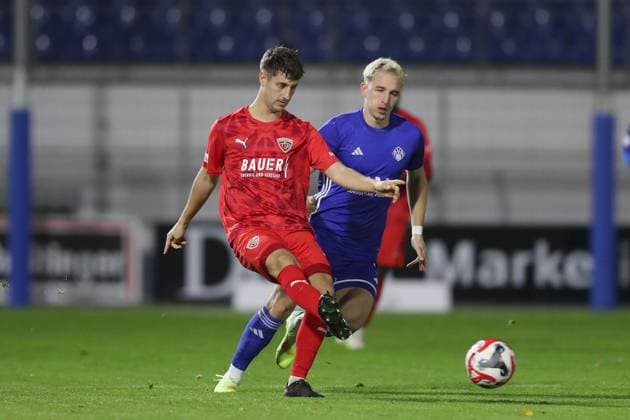 31.10.2025, xjcx, Herren, Fussball, Saison 2025 2026, Regionalliga Bayern, 16. Spieltag: SV Viktoria Aschaffenburg - TSV Buchbach Manuel Mattera ( 13, TSV Buchbach) und Georgios Makridis ( 9, SV Viktoria Aschaffenburg) Aschaffenburg Stadion am Schoenbusch Bayern Deutschland