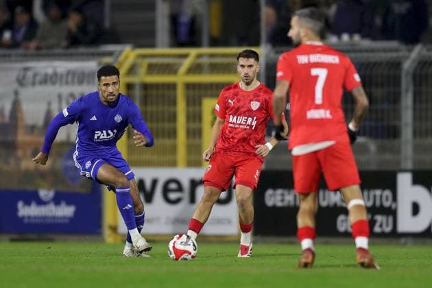 31.10.2025, xjcx, Herren, Fussball, Saison 2025 2026, Regionalliga Bayern, 16. Spieltag: SV Viktoria Aschaffenburg - TSV Buchbach David Nene ( 7, SV Viktoria Aschaffenburg) und Samed Bahar ( 8, TSV Buchbach) Aschaffenburg Stadion am Schoenbusch Bayern Deutschland