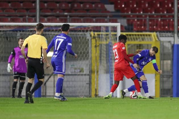 31.10.2025, xjcx, Herren, Fussball, Saison 2025 2026, Regionalliga Bayern, 16. Spieltag: SV Viktoria Aschaffenburg - TSV Buchbach Daniel Muteba ( 23, TSV Buchbach) und Benjamin Baier ( 10, SV Viktoria Aschaffenburg) Aschaffenburg Stadion am Schoenbusch Bayern Deutschland