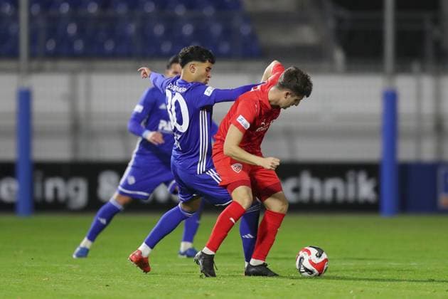 31.10.2025, xjcx, Herren, Fussball, Saison 2025 2026, Regionalliga Bayern, 16. Spieltag: SV Viktoria Aschaffenburg - TSV Buchbach Younes Azahaf ( 30, SV Viktoria Aschaffenburg) und Manuel Mattera ( 13, TSV Buchbach) Aschaffenburg Stadion am Schoenbusch Bayern Deutschland