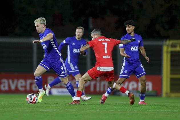 31.10.2025, xjcx, Herren, Fussball, Saison 2025 2026, Regionalliga Bayern, 16. Spieltag: SV Viktoria Aschaffenburg - TSV Buchbach Georgios Makridis ( 9, SV Viktoria Aschaffenburg) und Kevin Hingerl ( 7, TSV Buchbach) Aschaffenburg Stadion am Schoenbusch Bayern Deutschland