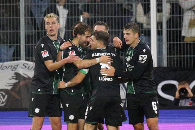 31.10.2025, xmohx, Fussball 2.Bundesliga, SV Elversberg - Hannover 96 v.l. Torjubel nach dem Eigentor zum 1:1 bei Hannover (DFL DFB REGULATIONS PROHIBIT ANY USE OF PHOTOGRAPHS as IMAGE SEQUENCES and or QUASI-VIDEO) Elversberg