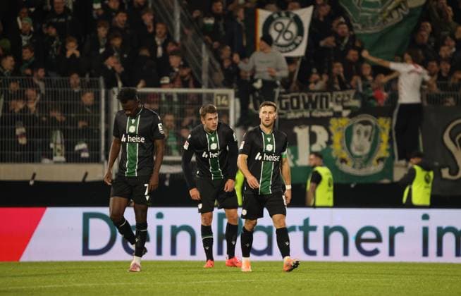 31.10.2025, Fussball, Herren, 2. Bundesliga, Saison 2025 2026, SV 07 Elversberg - Hannover 96, Enttäuschung bei den Spielern von Hannover 96 Elversberg Ursapharm-Arena an der Kaiserlinde Saarland Deutschland (DE) Copyright: xSebastianxBachx