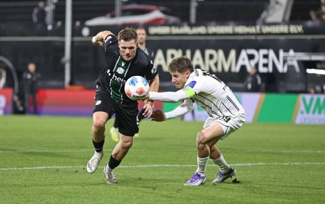 31.10.2025, Fussball, Herren, 2. Bundesliga, Saison 2025 2026, SV 07 Elversberg - Hannover 96, Benjamin Källmann (Hannover 96) Lukas Pinckert (SV 07 Elversberg) Elversberg Ursapharm-Arena an der Kaiserlinde Saarland Deutschland (DE) Copyright: xSebastianxBachx