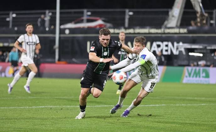31.10.2025, Fussball, Herren, 2. Bundesliga, Saison 2025 2026, SV 07 Elversberg - Hannover 96, Benjamin Källmann (Hannover 96) Lukas Pinckert (SV 07 Elversberg) Elversberg Ursapharm-Arena an der Kaiserlinde Saarland Deutschland (DE) Copyright: xSebastianxBachx