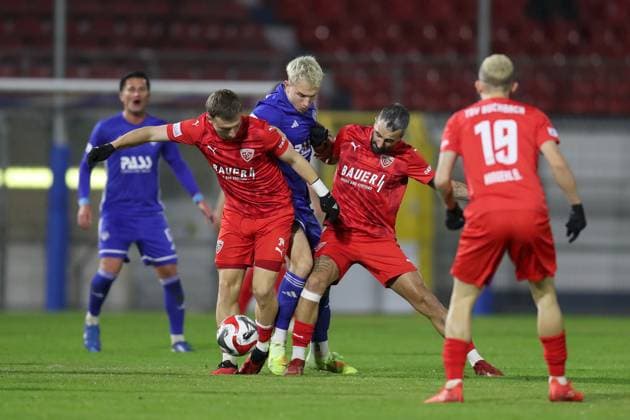 31.10.2025, xjcx, Herren, Fussball, Saison 2025 2026, Regionalliga Bayern, 16. Spieltag: SV Viktoria Aschaffenburg - TSV Buchbach Georgios Makridis ( 9, SV Viktoria Aschaffenburg) im Duell mit Albano Gashi ( 34, TSV Buchbach) und Kevin Hingerl ( 7, TSV Buchbach) Aschaffenburg Stadion am Schoenbusch Bayern Deutschland