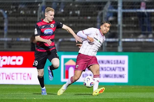 31.10.2025, xydrx, Fußball, 3.Liga, FC Viktoria Köln - FC Ingolstadt 04, Saison 2025 2026, Sportpark Höhenberg: Linus Rosenloecher (FC Ingolstadt 19) im Zweikampf gegen Simon Handle (FC Viktoria Köln 7) DFB regulations prohibit any use of photographs as image sequences and or quasi-video. Nordrhein-Westfahlen Deutschland