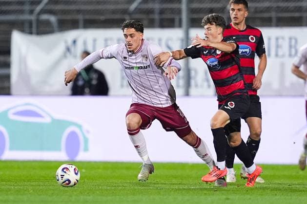 31.10.2025, xydrx, Fußball, 3.Liga, FC Viktoria Köln - FC Ingolstadt 04, Saison 2025 2026, Sportpark Höhenberg: Dennis Kaygin (FC Ingolstadt 10) im Zweikampf gegen Lucas Wolf (FC Viktoria Köln 21) DFB regulations prohibit any use of photographs as image sequences and or quasi-video. Nordrhein-Westfahlen Deutschland
