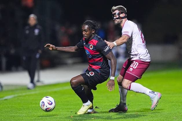 31.10.2025, xydrx, Fußball, 3.Liga, FC Viktoria Köln - FC Ingolstadt 04, Saison 2025 2026, Sportpark Höhenberg: Frank Ronstadt (FC Viktoria Köln 34) im Zweikampf gegen Yannick Deichmann (FC Ingolstadt 20) DFB regulations prohibit any use of photographs as image sequences and or quasi-video. Nordrhein-Westfahlen Deutschland