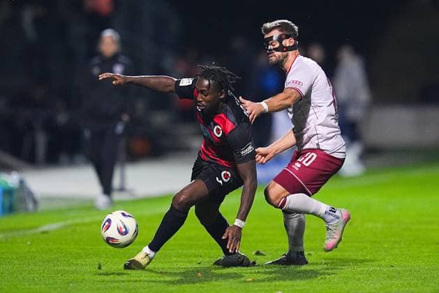 31.10.2025, xydrx, Fußball, 3.Liga, FC Viktoria Köln - FC Ingolstadt 04, Saison 2025 2026, Sportpark Höhenberg: Frank Ronstadt (FC Viktoria Köln 34) im Zweikampf gegen Yannick Deichmann (FC Ingolstadt 20) DFB regulations prohibit any use of photographs as image sequences and or quasi-video. Nordrhein-Westfahlen Deutschland