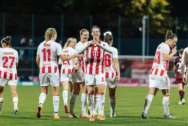 31.10.25, Frauen, Fussball, 1.BL, Saison 2025 2026, 1. FC Köln - 1.FC Nürnberg, 8. Spieltag Sara Agrez ( 4 - 1. FC Köln) Jubel über ihr Tor zum 3:0 mit einem Herz Köln Franz-Kremer-Stadion NRW Deutschland