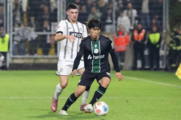 31.10.2025, Fussball, Herren, 2. Bundesliga, Saison 2025 2026, SV 07 Elversberg - Hannover 96, Felix Keidel (SV 07 Elversberg), Hayate Matsuda (Hannover 96) Elversberg Ursapharm-Arena an der Kaiserlinde Saarland Deutschland (DE) Copyright: xSebastianxBachx