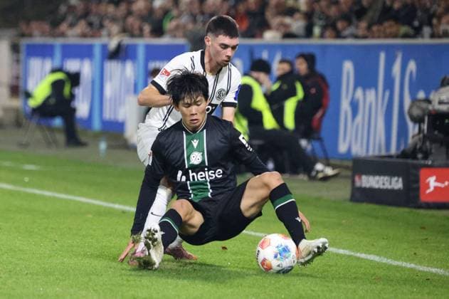31.10.2025, Fussball, Herren, 2. Bundesliga, Saison 2025 2026, SV 07 Elversberg - Hannover 96, Felix Keidel (SV 07 Elversberg), Hayate Matsuda (Hannover 96) Elversberg Ursapharm-Arena an der Kaiserlinde Saarland Deutschland (DE) Copyright: xSebastianxBachx