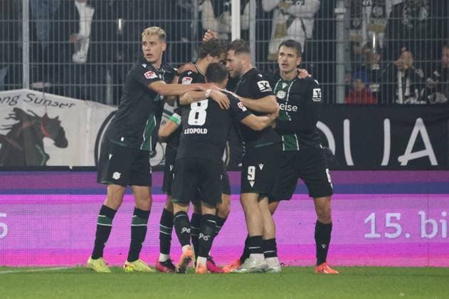 31.10.2025, Fussball, Herren, 2. Bundesliga, Saison 2025 2026, SV 07 Elversberg - Hannover 96, Torjubel zum 1:1, Torschütze: Benjamin Källmann (Hannover 96) Elversberg Ursapharm-Arena an der Kaiserlinde Saarland Deutschland (DE) Copyright: xSebastianxBachx