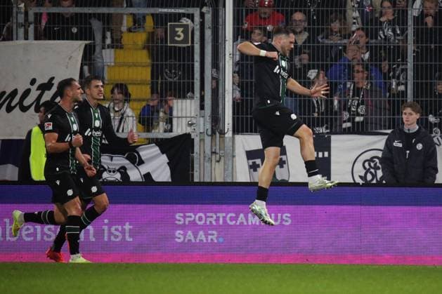 31.10.2025, xmohx, Fussball 2.Bundesliga, SV Elversberg - Hannover 96 v.l. Torjubel nach dem Eigentor zum 1:1 bei Benjamin Källmann (Hannover 96) (DFL DFB REGULATIONS PROHIBIT ANY USE OF PHOTOGRAPHS as IMAGE SEQUENCES and or QUASI-VIDEO) Elversberg