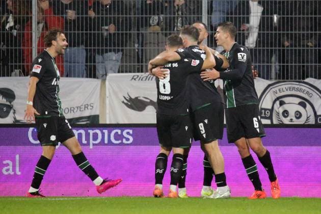 31.10.2025, xmohx, Fussball 2.Bundesliga, SV Elversberg - Hannover 96 v.l. Torjubel nach dem Eigentor zum 1:1 bei Hannover (DFL DFB REGULATIONS PROHIBIT ANY USE OF PHOTOGRAPHS as IMAGE SEQUENCES and or QUASI-VIDEO) Elversberg