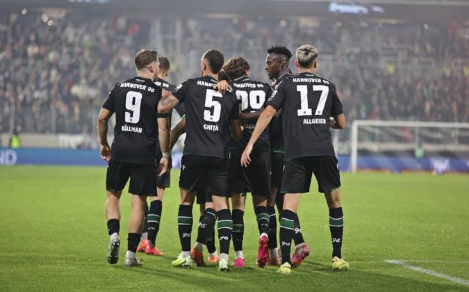 31.10.2025, Fussball, Herren, 2. Bundesliga, Saison 2025 2026, SV 07 Elversberg - Hannover 96, Torjubel von Hannover 96 nach dem Tor zum 1:1 durch Benjamin Källmann (Hannover 96) Elversberg Ursapharm-Arena an der Kaiserlinde Saarland Deutschland (DE) Copyright: xSebastianxBachx