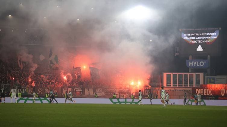 31.10.2025, Fussball, Herren, 2. Bundesliga, Saison 2025 2026, SV 07 Elversberg - Hannover 96, Fans von Hannover 96 zünden Pyrotechnik Elversberg Ursapharm-Arena an der Kaiserlinde Saarland Deutschland (DE) Copyright: xSebastianxBachx