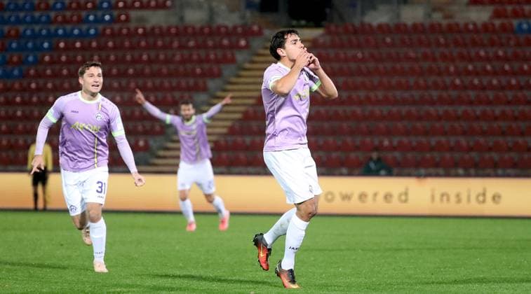 31.10.2025, xfsx, Herren, Fussball, Saison 2025 2026, Regionalliga Bayern, 16. Spieltag: SpVgg Unterhaching - FC Wuerzburger Kickers v.li.: Tim Kraus (FC Wuerzburger Kickers), Daniel Haegele (FC Wuerzburger Kickers), Eroll Zejnullahu (FC Wuerzburger Kickers) mit Torjubel, celebrate the goal, goal celebration, Jubel ueber das Tor zum 0:1 Unterhaching uhlsport PARK Bayern Deutschland