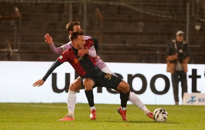 31.10.2025, xfsx, Herren, Fussball, Saison 2025 2026, Regionalliga Bayern, 16. Spieltag: SpVgg Unterhaching - FC Wuerzburger Kickers v.li.: Daniel Haegele (FC Wuerzburger Kickers), Simon Skarlatidis (SpVgg Unterhaching) Unterhaching uhlsport PARK Bayern Deutschland