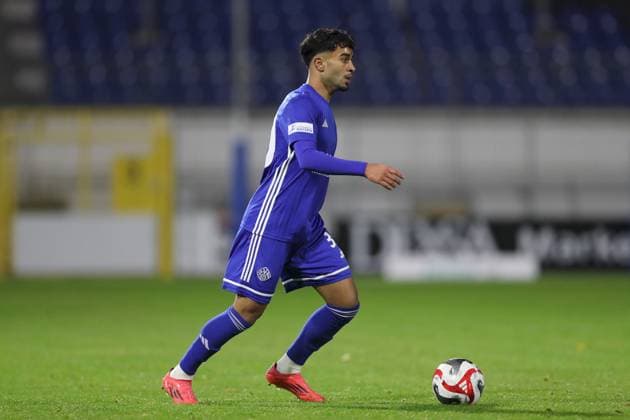 31.10.2025, xjcx, Herren, Fussball, Saison 2025 2026, Regionalliga Bayern, 16. Spieltag: SV Viktoria Aschaffenburg - TSV Buchbach Younes Azahaf ( 30, SV Viktoria Aschaffenburg) im Ballbesitz Aschaffenburg Stadion am Schoenbusch Bayern Deutschland