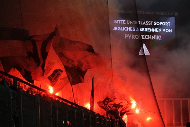31.10.2025, xmohx, Fussball 2.Bundesliga, SV Elversberg - Hannover 96 v.l. Fans Ultras Zuschauer Hannover 96, Stimmung, Schals, Fahnen zuenden Pyrotechnik, Benglos, Rauch, Nebel, Feuerwerk (DFL DFB REGULATIONS PROHIBIT ANY USE OF PHOTOGRAPHS as IMAGE SEQUENCES and or QUASI-VIDEO) Elversberg