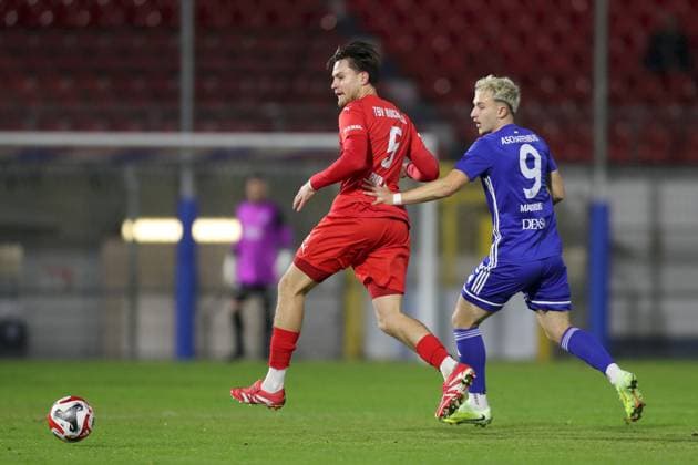 31.10.2025, xjcx, Herren, Fussball, Saison 2025 2026, Regionalliga Bayern, 16. Spieltag: SV Viktoria Aschaffenburg - TSV Buchbach Rocco Tavra ( 5, TSV Buchbach) und Georgios Makridis ( 9, SV Viktoria Aschaffenburg) Aschaffenburg Stadion am Schoenbusch Bayern Deutschland