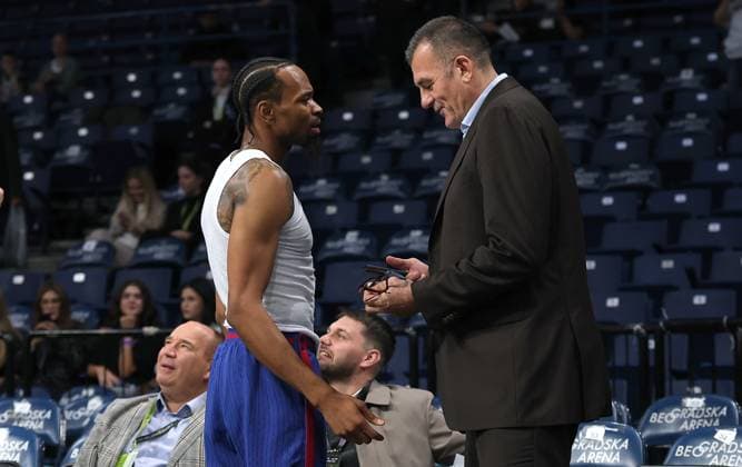 Partizan v Barcelona, Euroleague, season 2025 2026, round 8 Belgrade, Serbia. 31th Oct, 2025. Barcelona s Kevin Panter (L)speaks with Zoran Savic (R) prior to the Euroleague basketball match between Partizan and Barcelona on October 31. 2025. in Belgrade, Serbia. Belgrade Serbia Copyright: xPedjaxMilosavljevic STARSPORTx