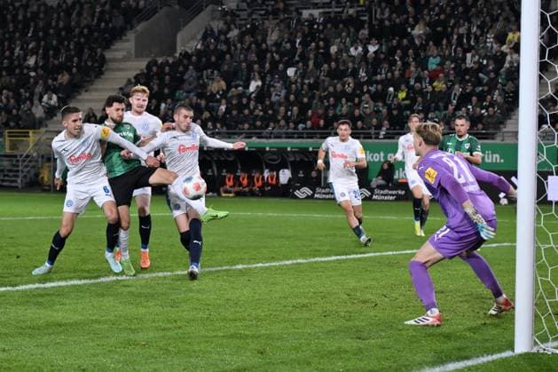Charalambos Makridis (Preußen Münster), 2. v.li., trifft in dieser Szene nur die Torlatte 31.10.2025, Fussball 2. Bundesliga, Saison 2025 2026, 11. Spieltag, Preußen Münster - Holstein Kiel DFL regulations prohibit any use of photographs as image sequences and or quasi-video Muenster Preussenstadion Nordrhein Westfalen Deutschland