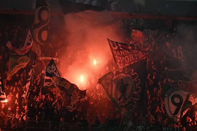 Fussball - 2.Bundesliga - Saison 2025 26 31.10.2025 Ursapharm-Arena SV Elversberg (elv) - Hannover 96 (h) Hannoveraner Pyro Fussball - 2. Bundesliga - SV Elversberg