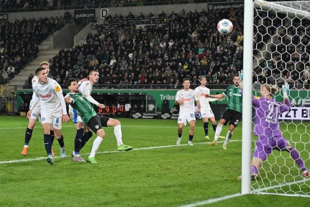 Charalambos Makridis (Preußen Münster), 2. v.li., trifft in dieser Szene nur die Torlatte 31.10.2025, Fussball 2. Bundesliga, Saison 2025 2026, 11. Spieltag, Preußen Münster - Holstein Kiel DFL regulations prohibit any use of photographs as image sequences and or quasi-video Muenster Preussenstadion Nordrhein Westfalen Deutschland