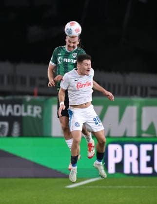 Jannis Heuer (Preußen Münster), li., gegen Adrian Kapralik (Holstein Kiel), Adrian Kapralik 31.10.2025, Fussball 2. Bundesliga, Saison 2025 2026, 11. Spieltag, Preußen Münster - Holstein Kiel DFL regulations prohibit any use of photographs as image sequences and or quasi-video Muenster Preussenstadion Nordrhein Westfalen Deutschland